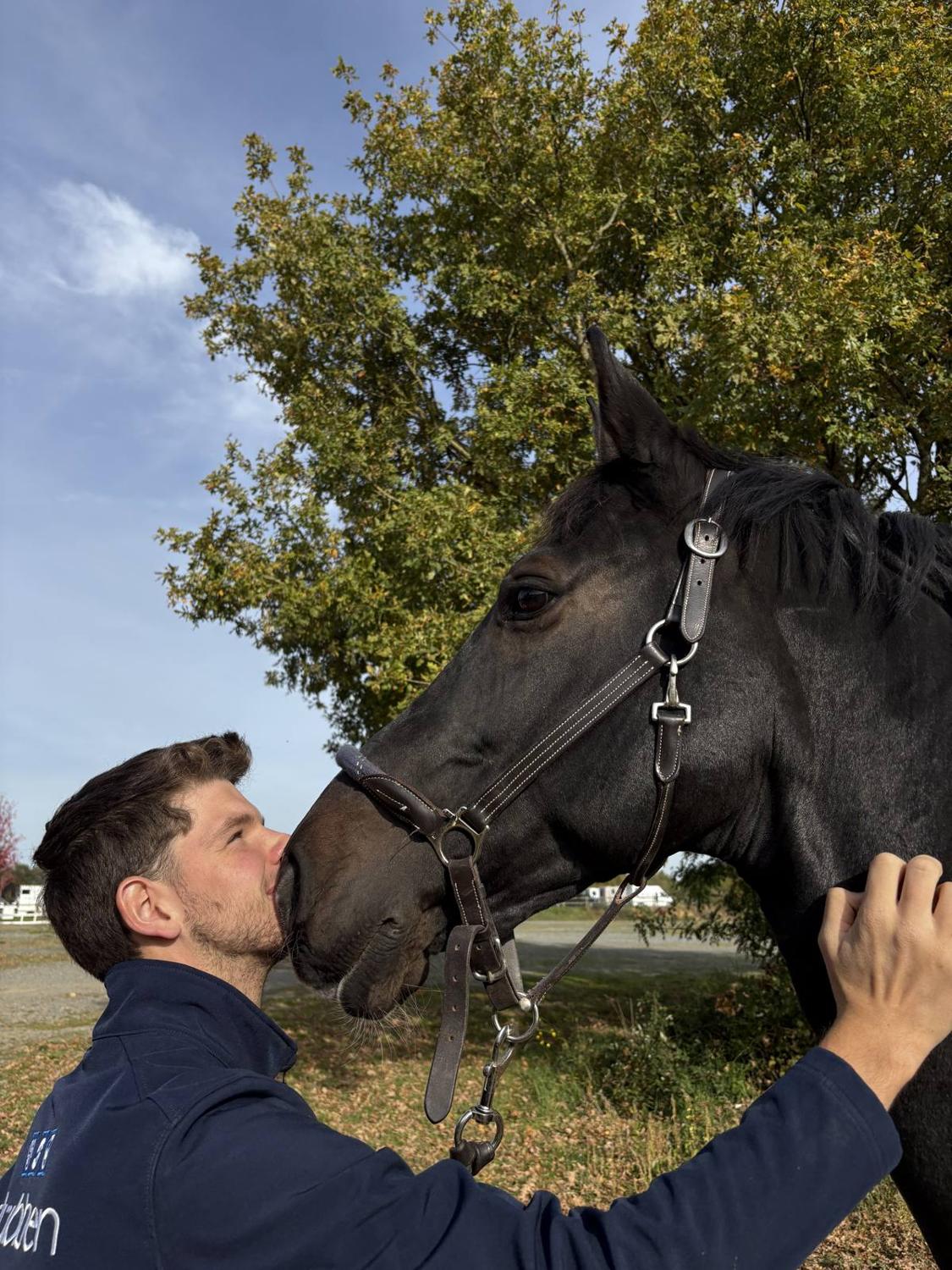 Tristan Le Minoux avec son cheval au manège