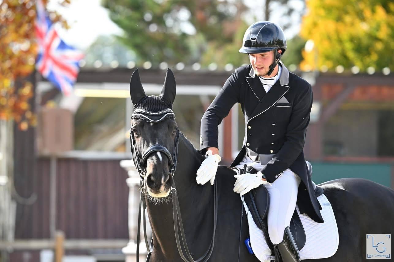 Tristan Le Minoux félicitant son cheval en concours