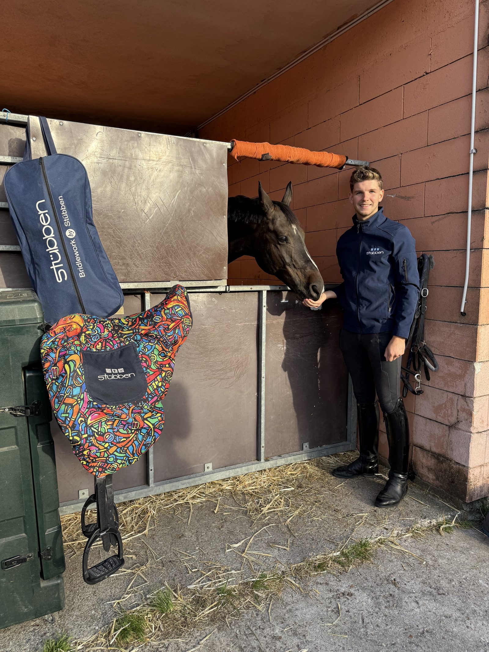Tristan Le Minoux avec son cheval et son équipement Stübben